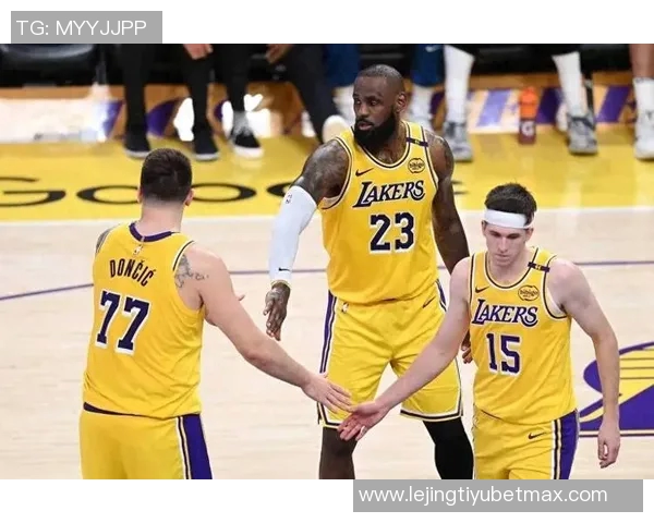 詹姆斯强调团队合作的重要性以身作则激励队友共同进步